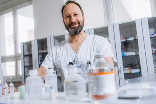 Stačí zápal plic a senioři najednou nevědí, kde jsou. Infektolog Chrdle nejen o deliriu